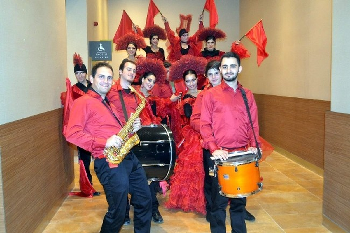 Alışveriş Merkezinde Latin Rüzgarı