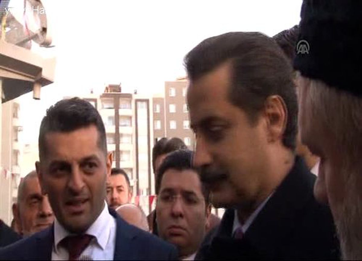 Bakan Çelik, pastane açılışına katıldı -
