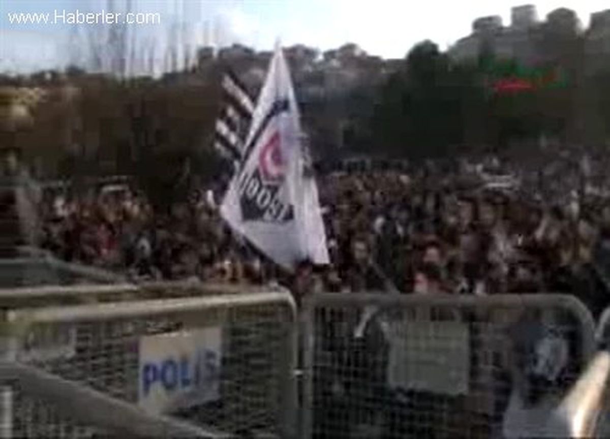 Beşiktaş Taraftarı Tff\'yi Protesto Ediyor