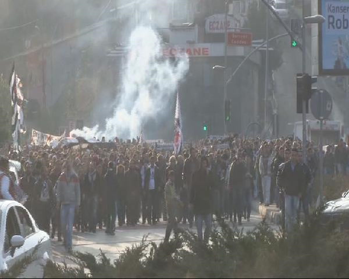 Beşiktaşlı Taraftarlar Tff\'yi Protesto Etti