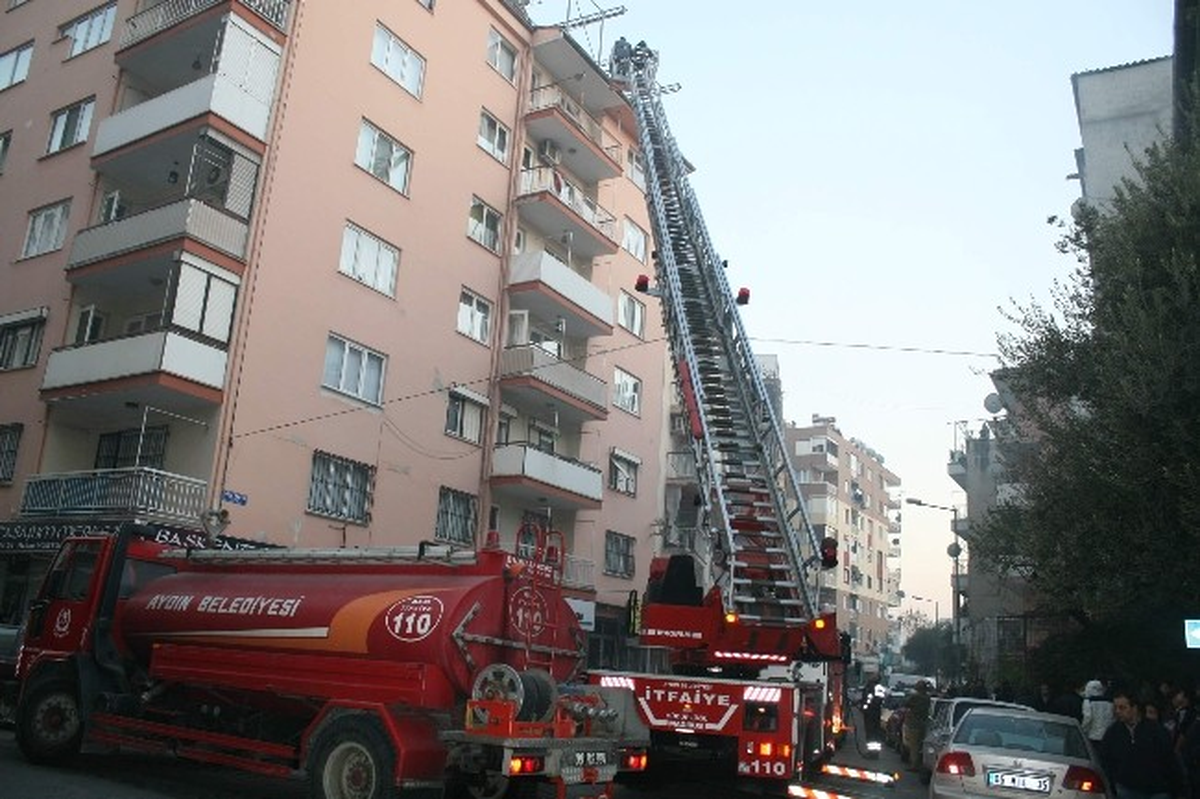 Çatıya Sıçrayan Baca Yangını Korkuttu