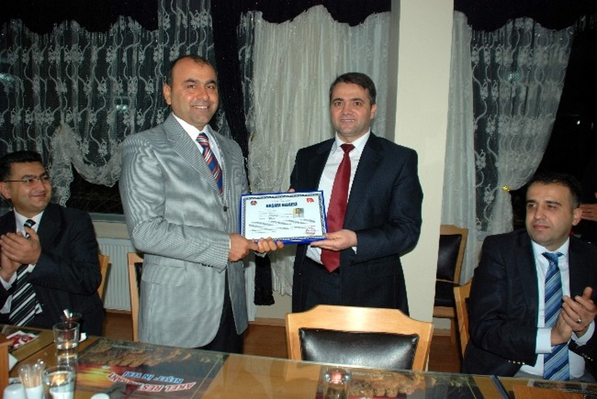 Çiftçi İçin Veda Yemeği Verildi