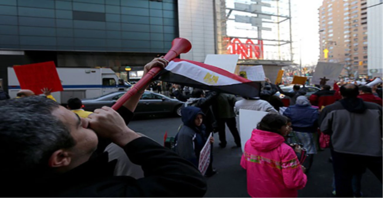 CNN Önünde "Vuvuzela" ile "Darbe" Protestosu