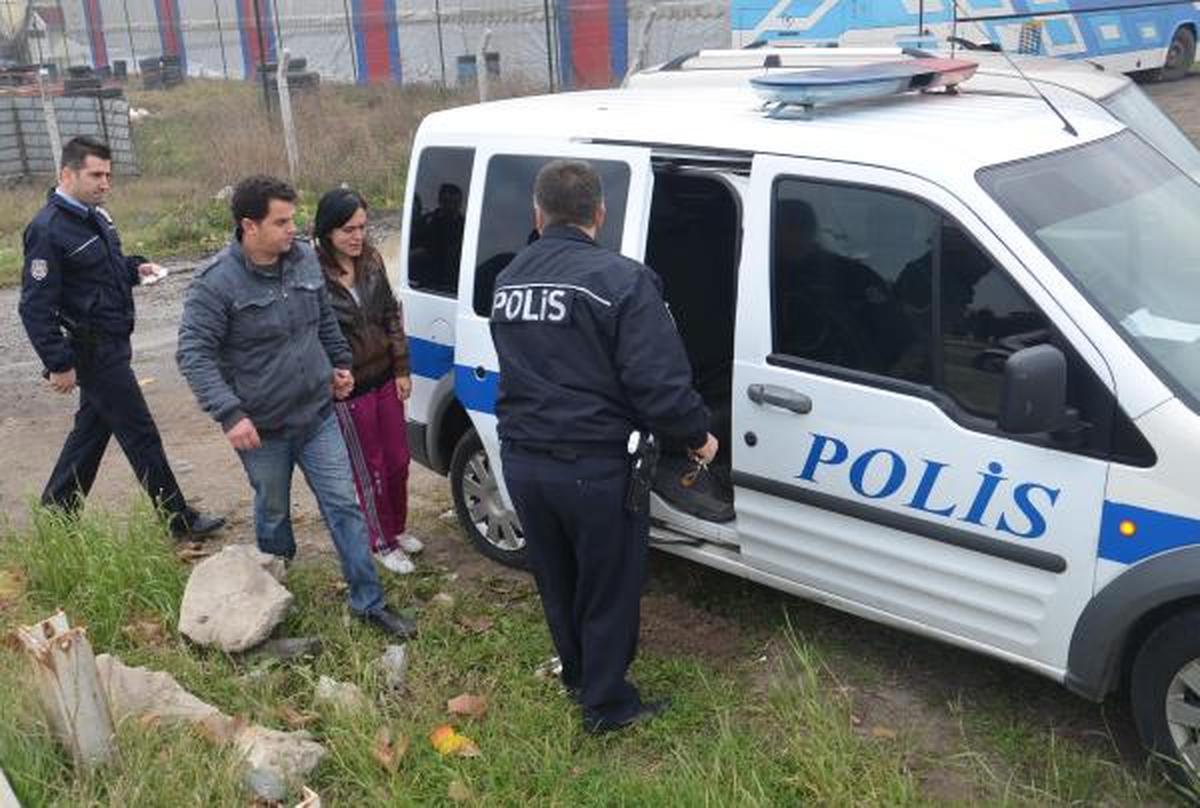 Direksiyon Sınavında Kaldırıma Çıktı: 2 Yaralı