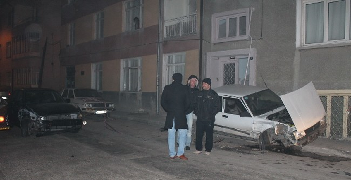 Ehliyetsiz Sürücü Park Halindeki Otomobile Çarptı