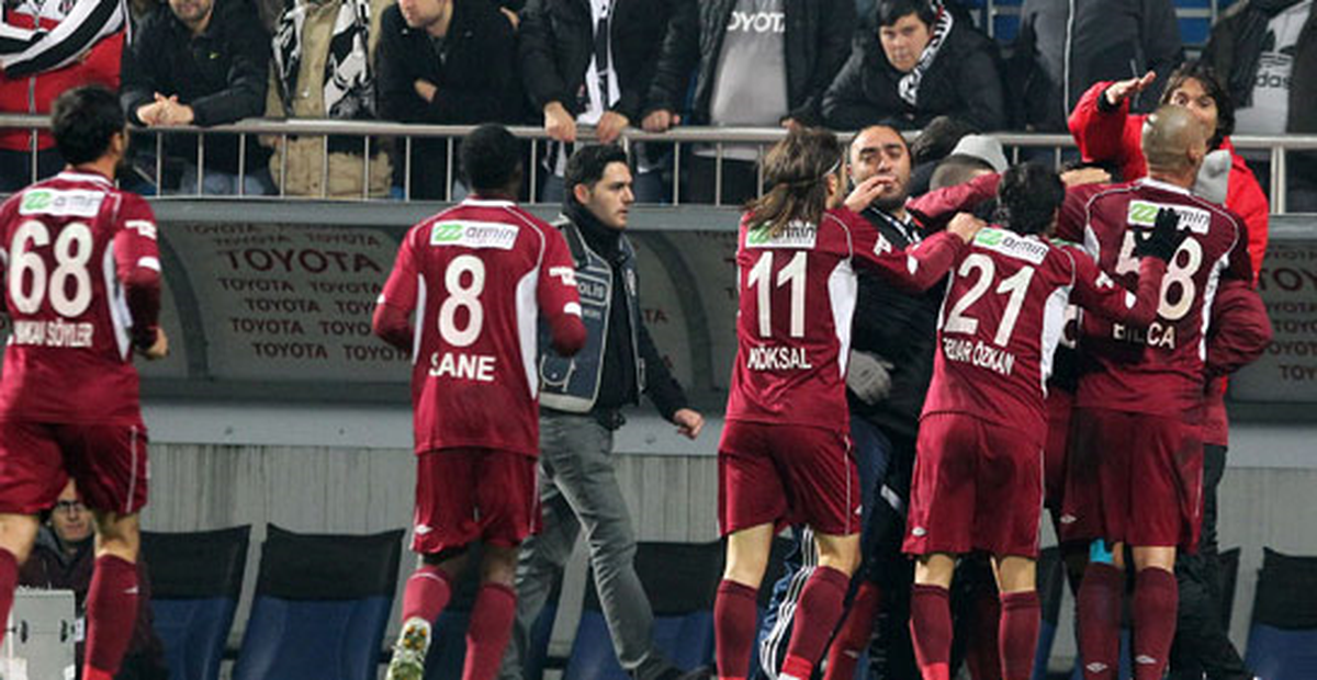 Gakgoşlar, Kalesini Gole Kapatamıyor