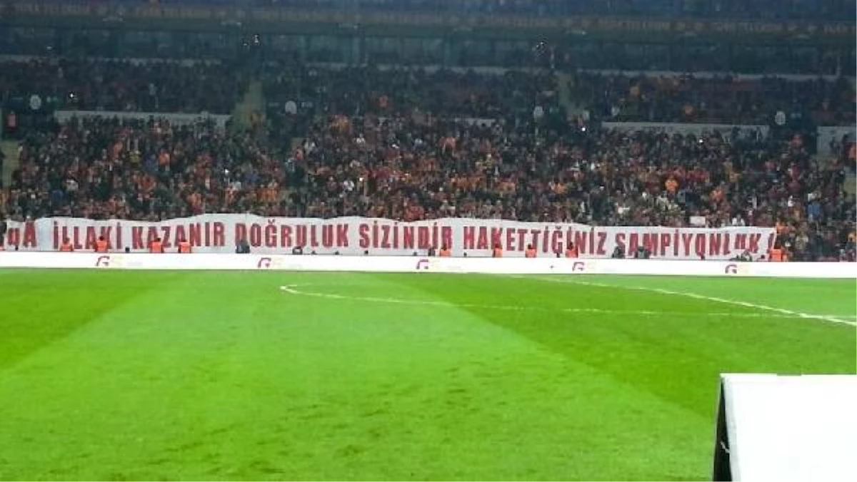 Galatasaraylı Taraftarlar "Her Yer Rüşvet, Her Yer Yolsuzluk" Diye Bağırdı