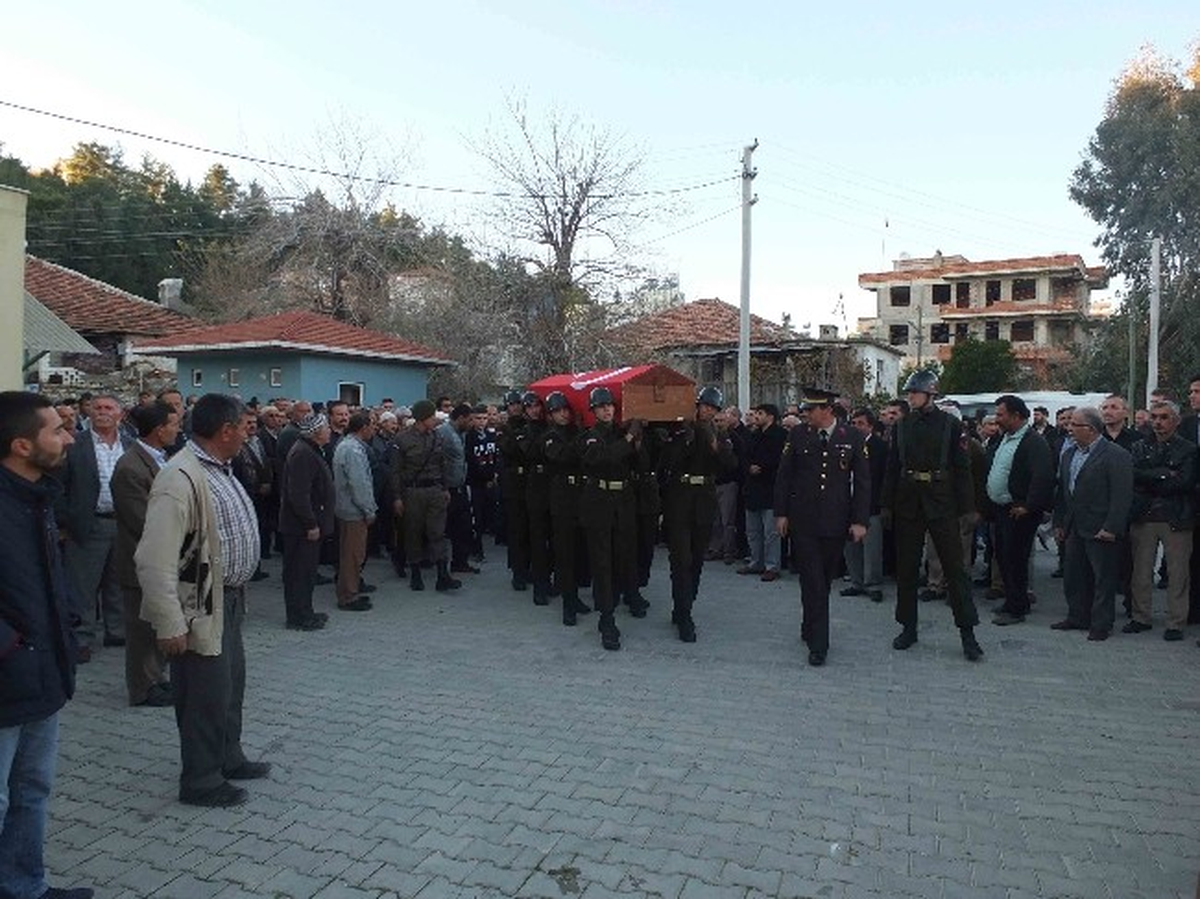 Hızar Makinesinin Üzerine Düşerek Ölen Er Toprağa Verildi