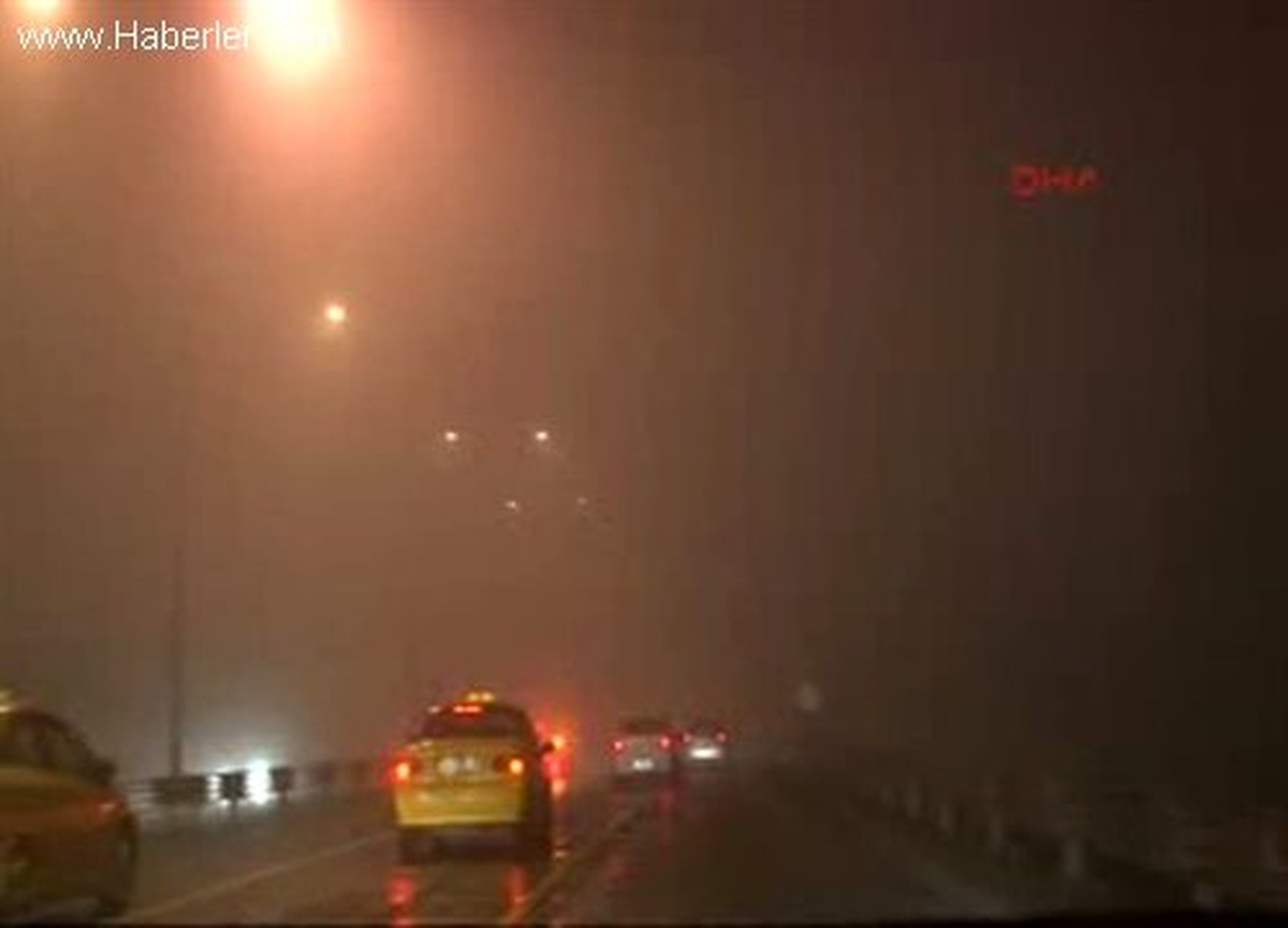 *istanbul Gece Saatlerinde Sisin Etkisi Altında Kaldı.