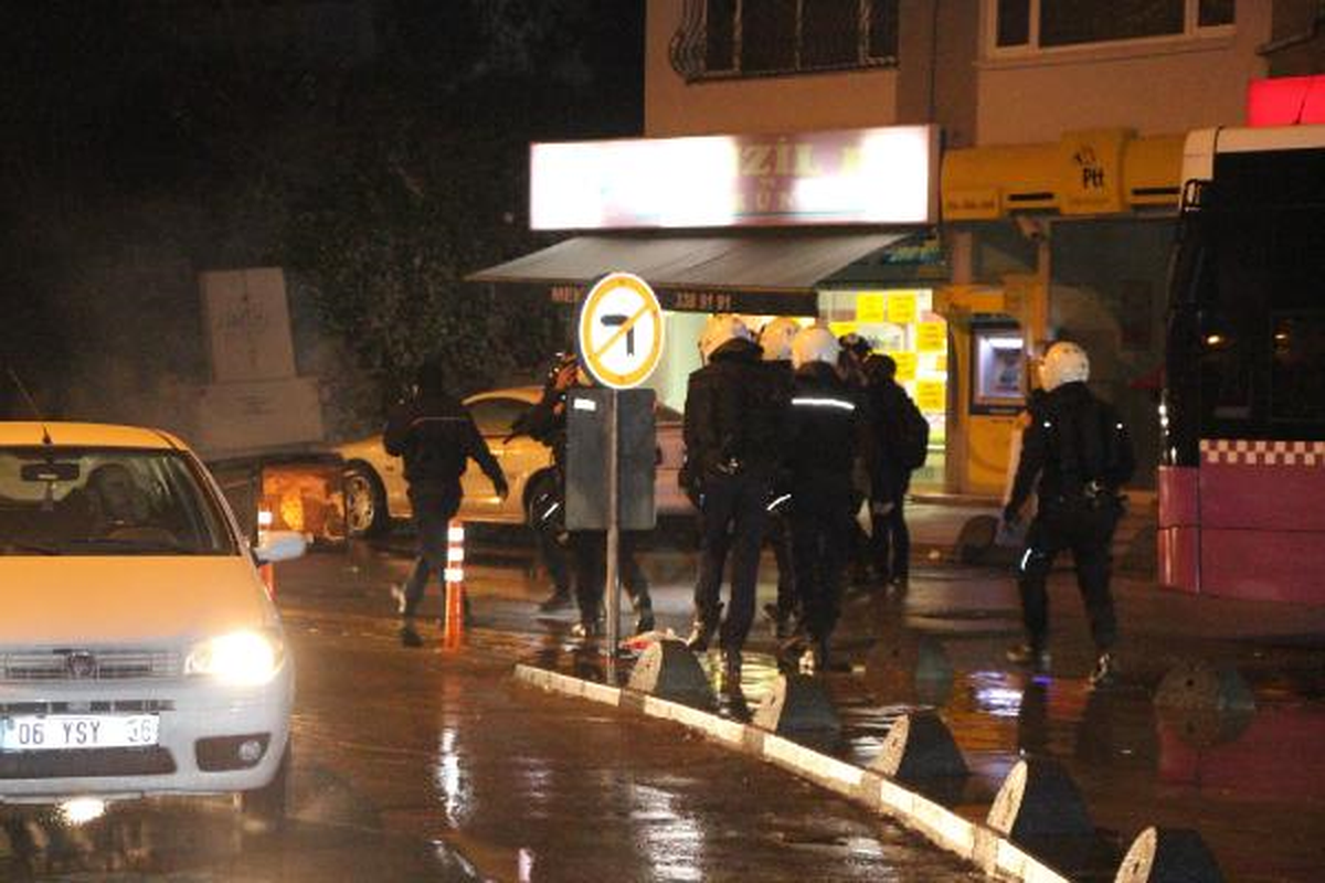 AK Parti Binasına Yürüyen Gruba Polis Müdahale Etti