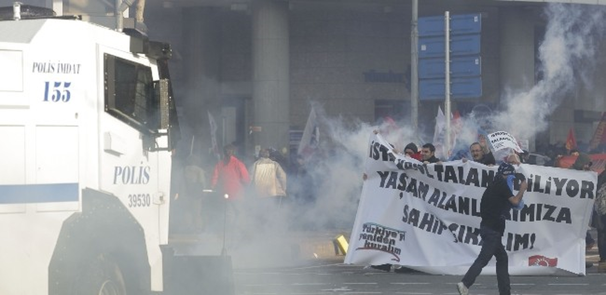 Kadıköy\'de Polise Saldıran Göstericilere Müdahale Edildi