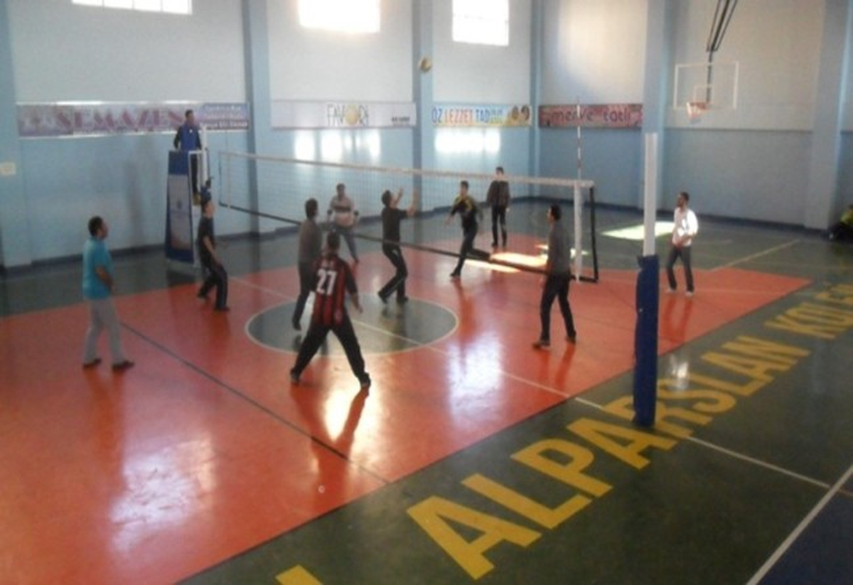 Kars Sultan Alparslan Koleji\'nde Veliler Arası Voleybol Turnuvası