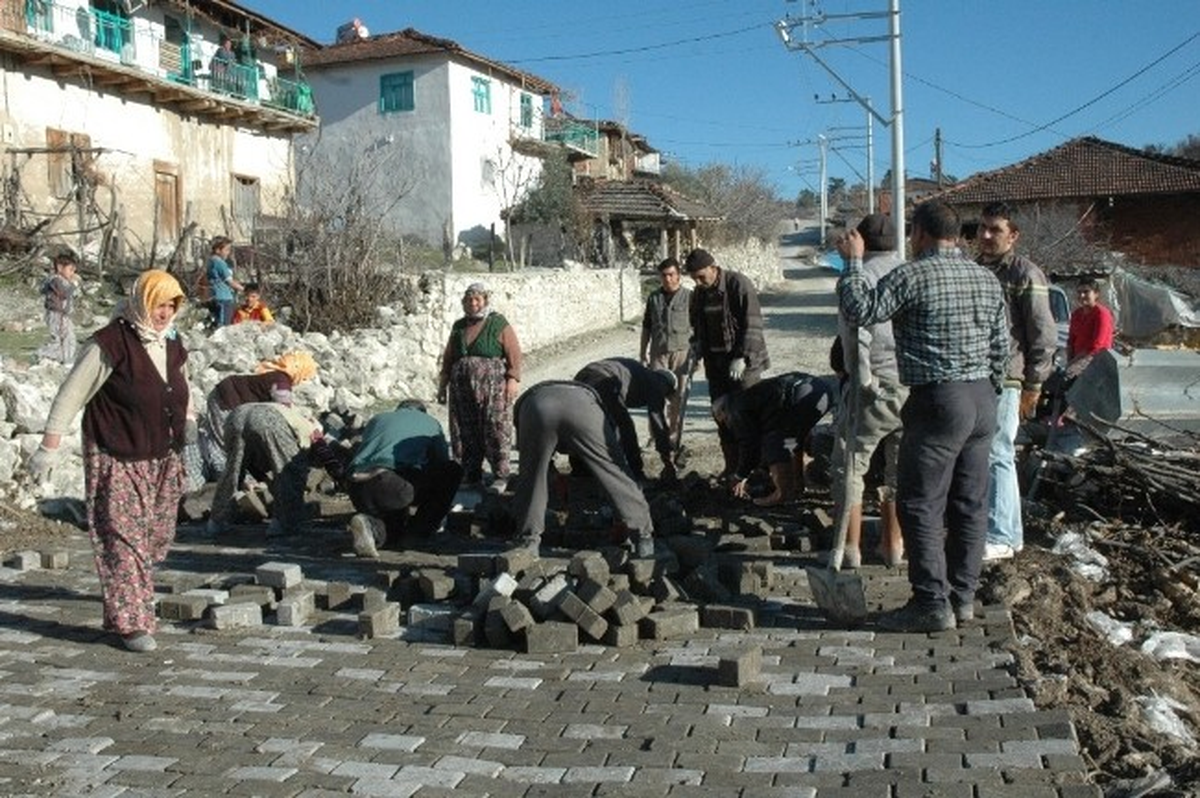 Köy Yoluna Kadın Eli Değdi