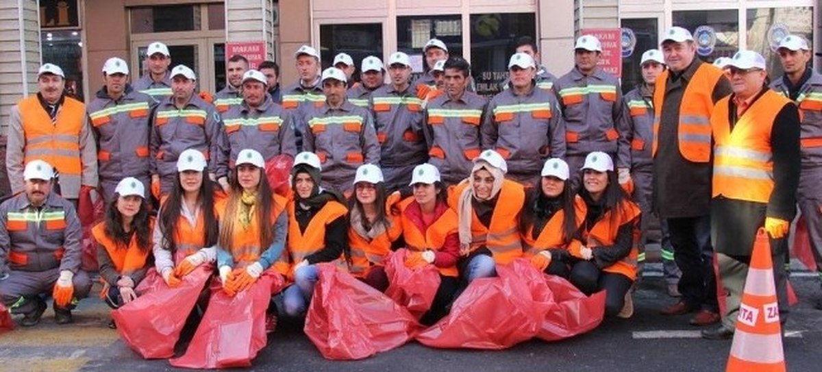 Öğrenciler\'den Çevre Temizliği