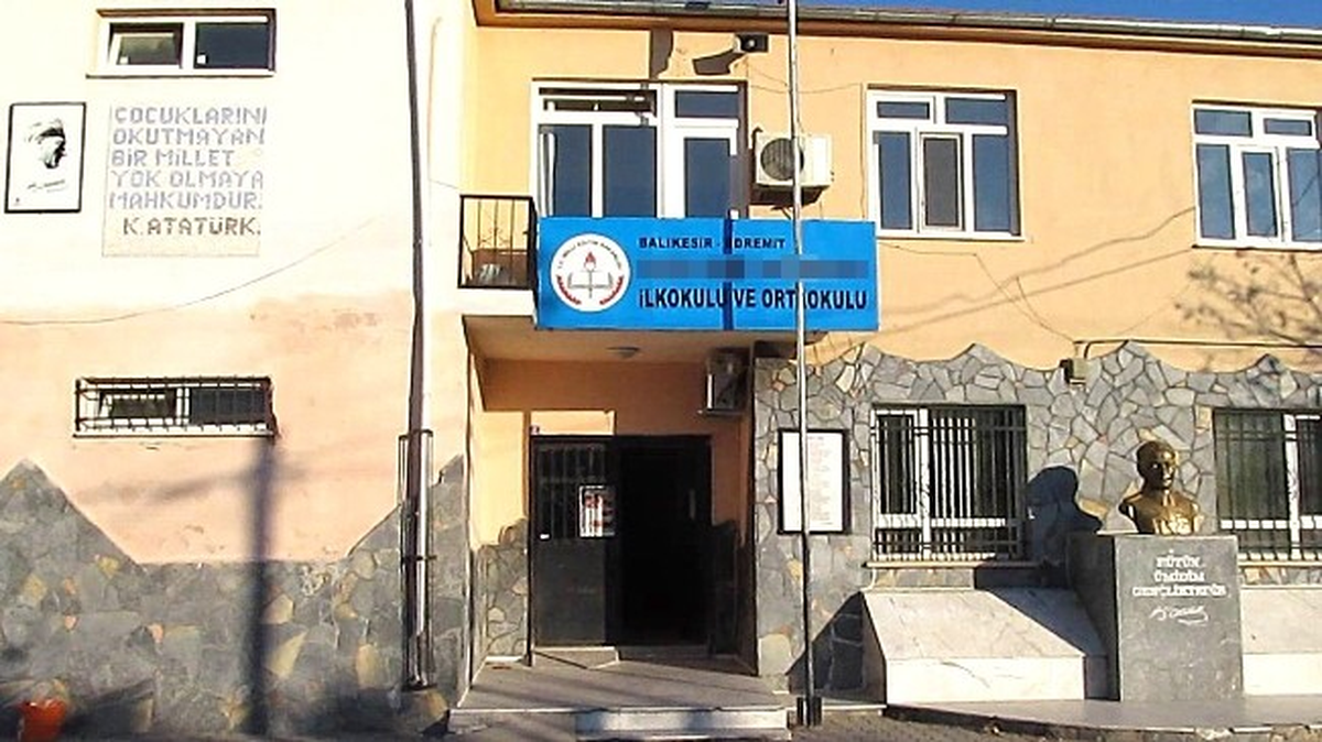(Özel Haber) Sopalarla Okula Gelen Bir Öğrencinin Ailesi Öğretmenlere Saldırdı
