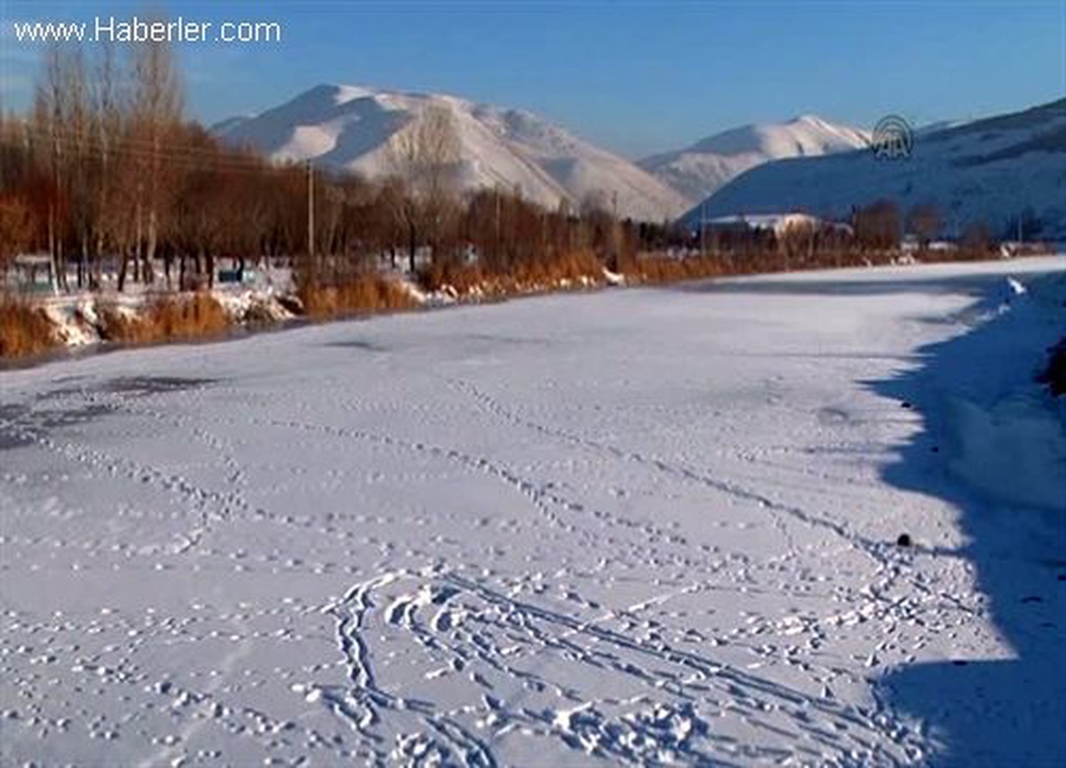 Soğuk hava yüzünden Çoruh Nehri buz tuttu -