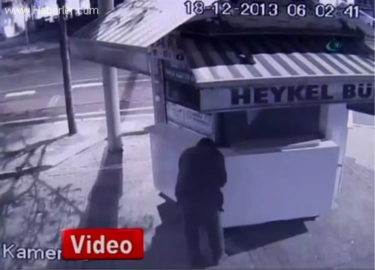 Soyduğu Büfeyi Kilitleyip Gitti