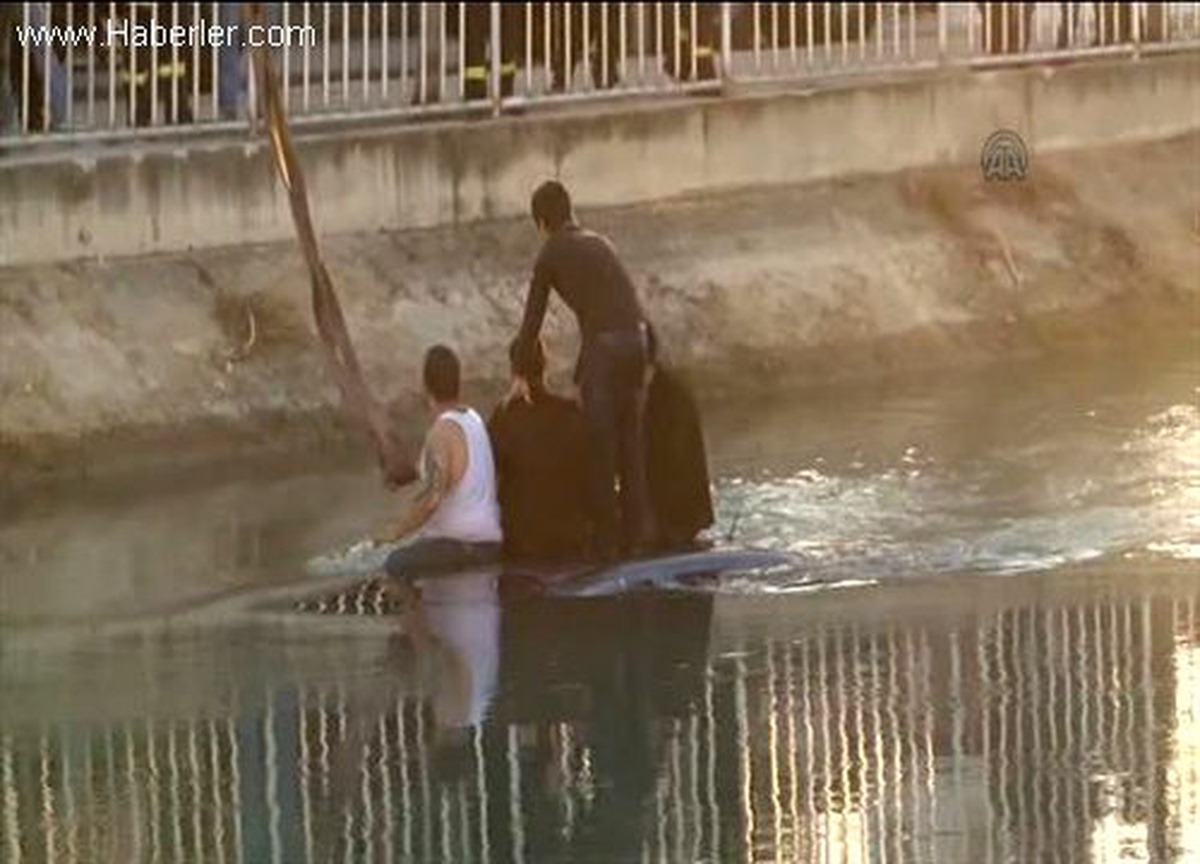 Sulama kanalına düşen araçtaki 3 genç, itfaiye aracıyla kurtarıldı -
