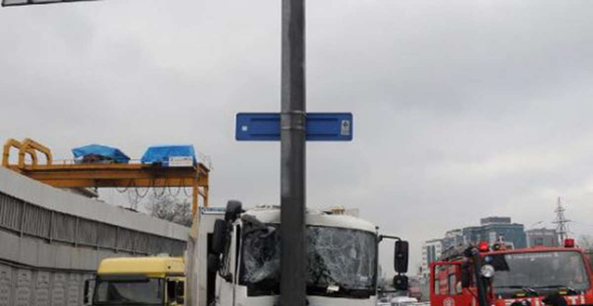 TEM\'de Çöp Kamyonu Direğe Çarptı: 2 Yaralı