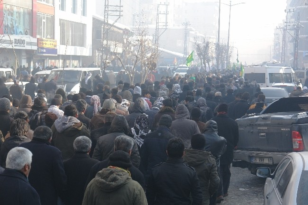 Yüksekova\'da Yürüyüş Sonrası Gerginlik Çıktı