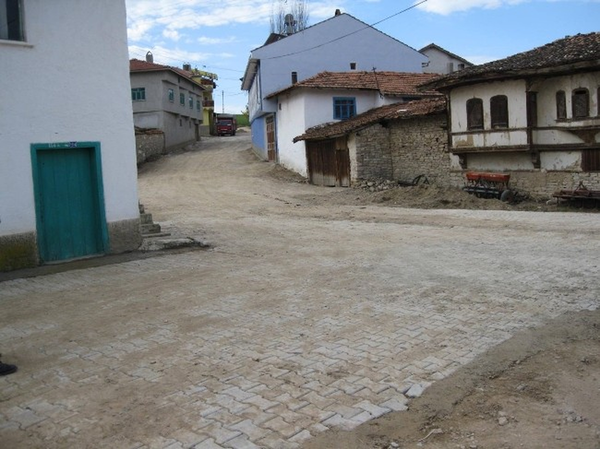 28 Köye 6 Bin 400 Metrekare Parke Taşı