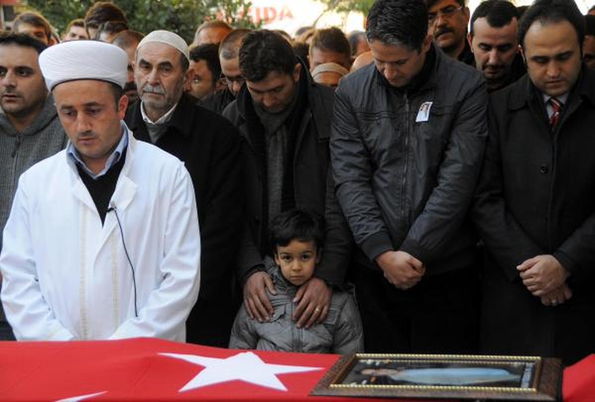 Aracında Ölü Bulunan Emniyet Amiri Giresun\'da Toprağa Verildi
