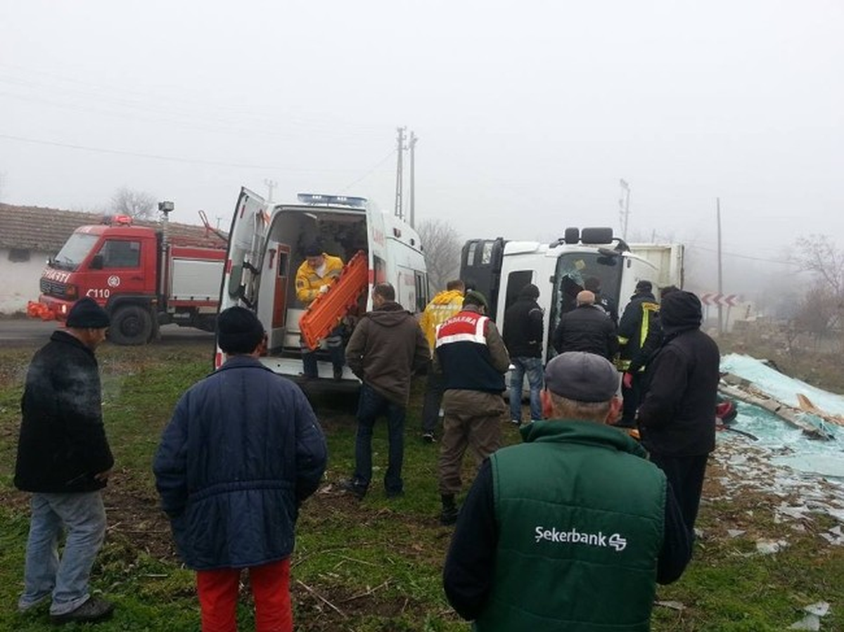 Lüleburgaz\'da Cam Yüklü Kamyon Devrildi