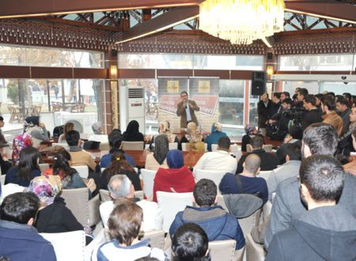 Camlı Köşk\'te Gençlik Söyleşileri