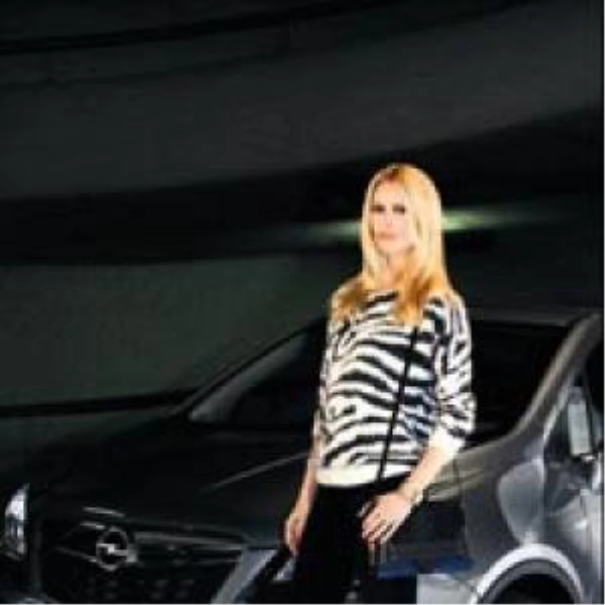 Claudia Schiffer Opel\'in Yüzü Oldu