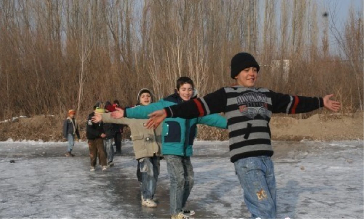 Çocukların Buz Tutan Nehirde Kızak Keyfi