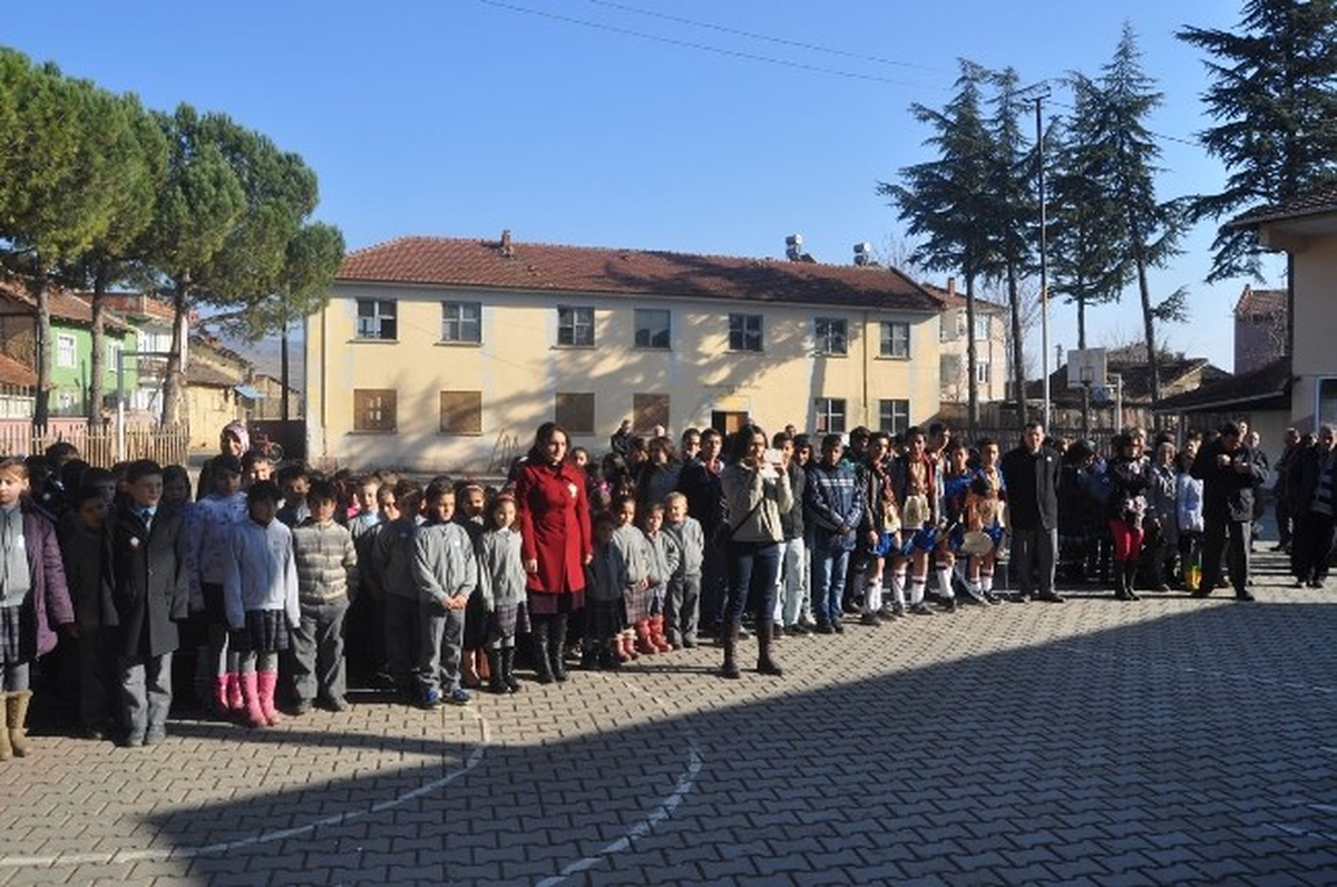 Dere Kenarına 2 Bin 250 Fidan Dikildi