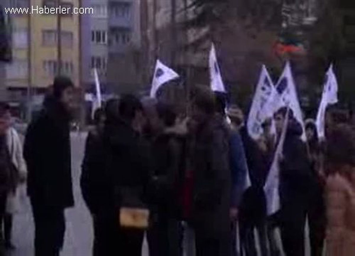 Eskişehir\'de 150 Kişi \'Hükümet İstifa\' Pankartlarıyla Yürüdü