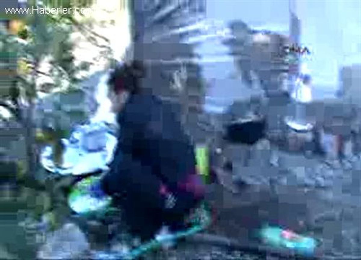 Evi Yanan Aile Naylon Barakada Yaşıyor