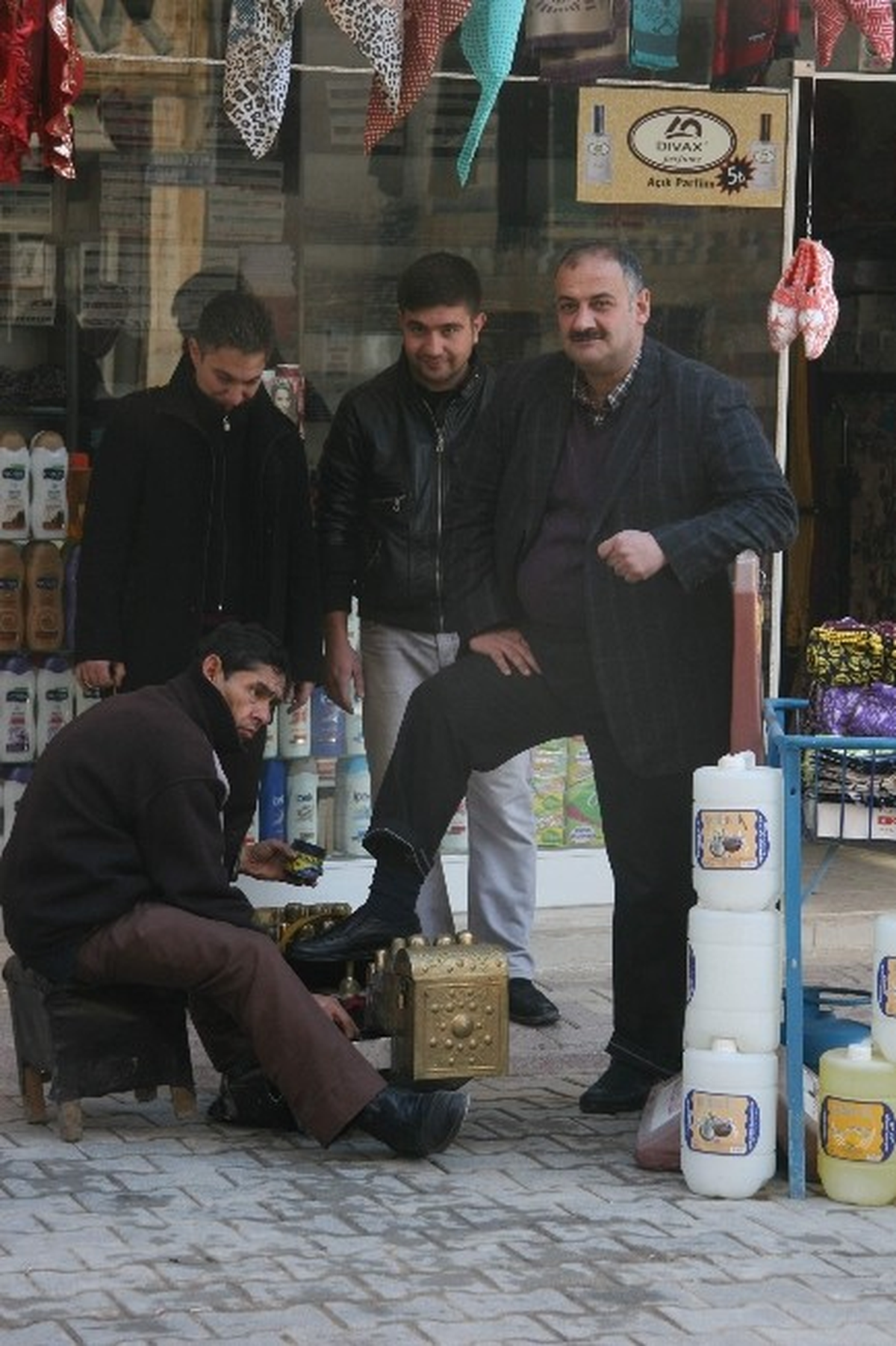Güneşli Hava Ayakkabı Boyacılarına Yaradı