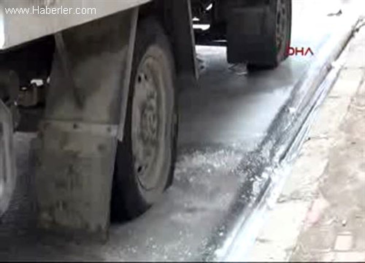 Kamyonetin Lastikleri Buzun İçinde Kaldı