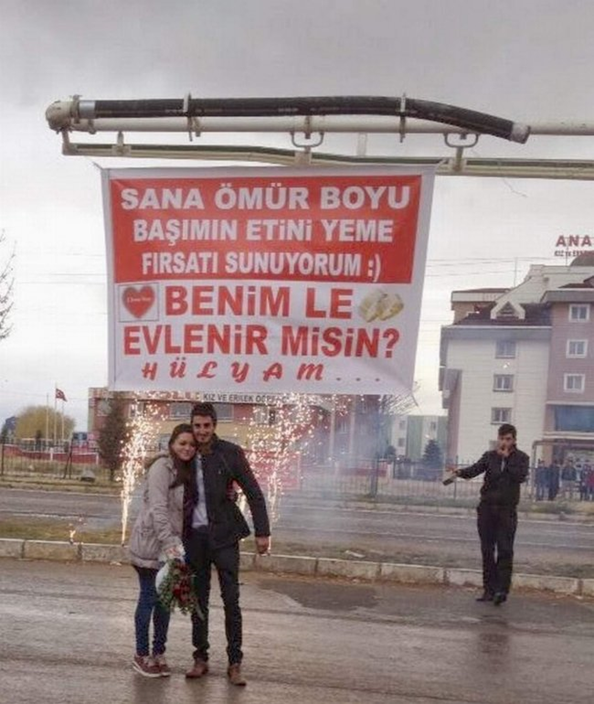 Karayolunda İlginç Evlenme Teklifi
