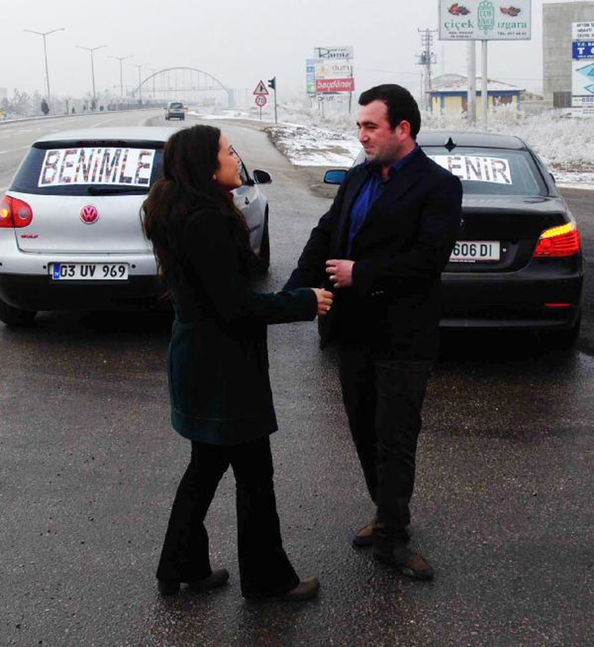 Karayolunda Otomobilli Evlenme Teklifi