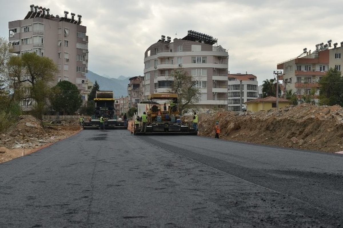 Konyaaltı\'nda Sıcak Asfalt Çalışması Devam Ediyor