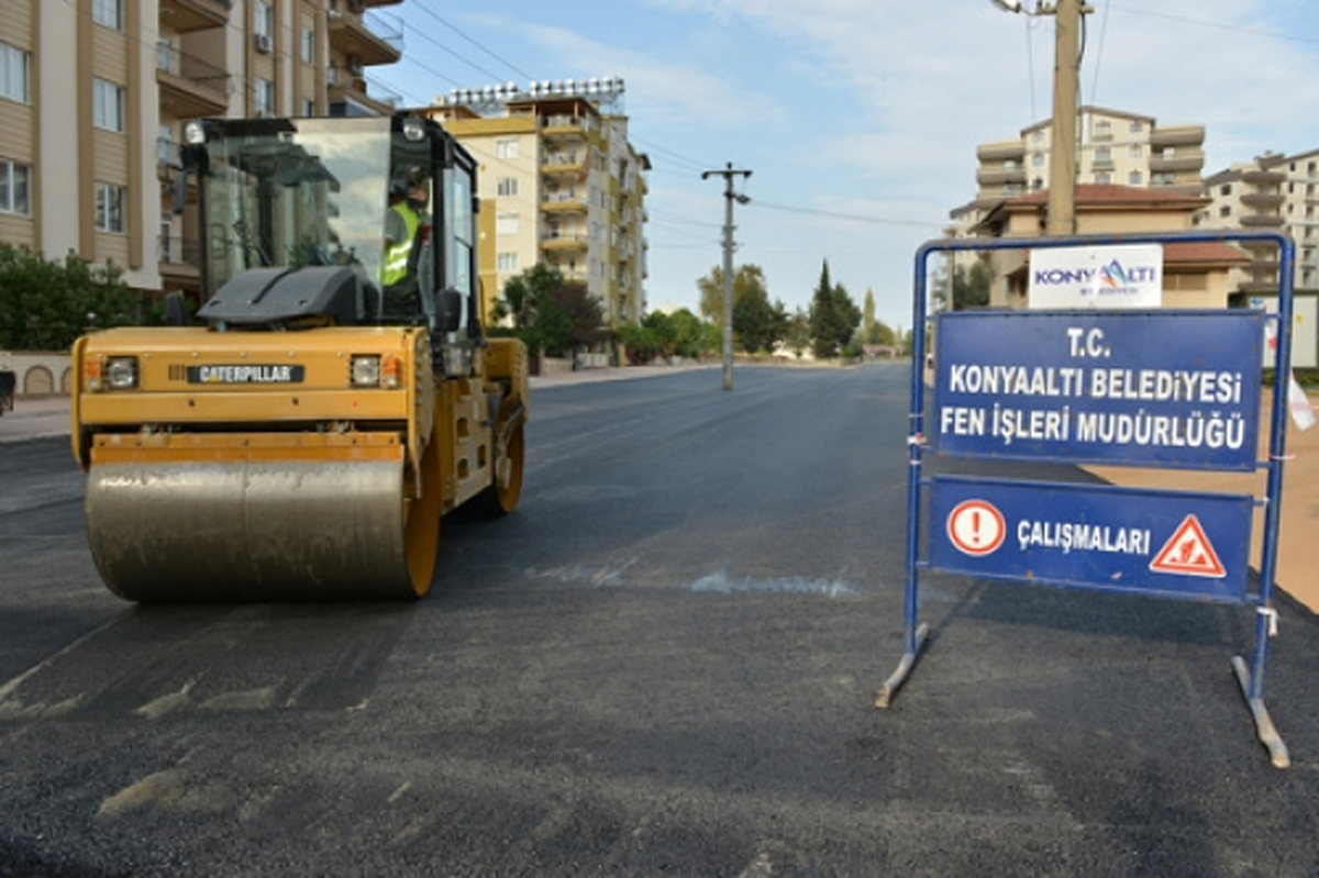 Konyaaltı\'nda Sıcak Asfalt Çalışması Devam Ediyor