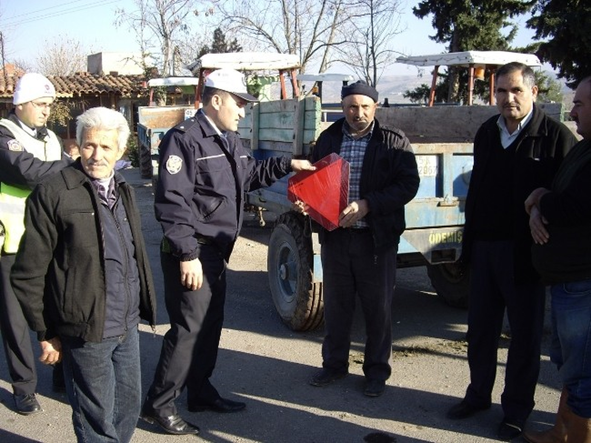 Kula\'da Traktör Sürücülerine Ücretsiz Reflektör Dağıtıldı