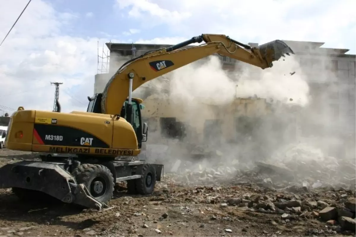 Melikgazi Belediyesince Çevre ve Halk Sağlığı Açısından Metruk Binaların Yıkımı Gerçekleştiriliyor