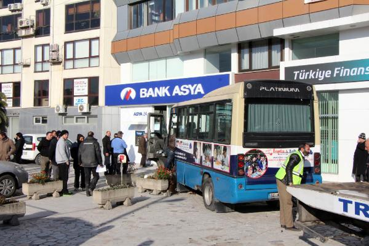 Minibüs Banka Şubesine Çarptı, 1\'i Ağır 4 Yolcu Yaralandı