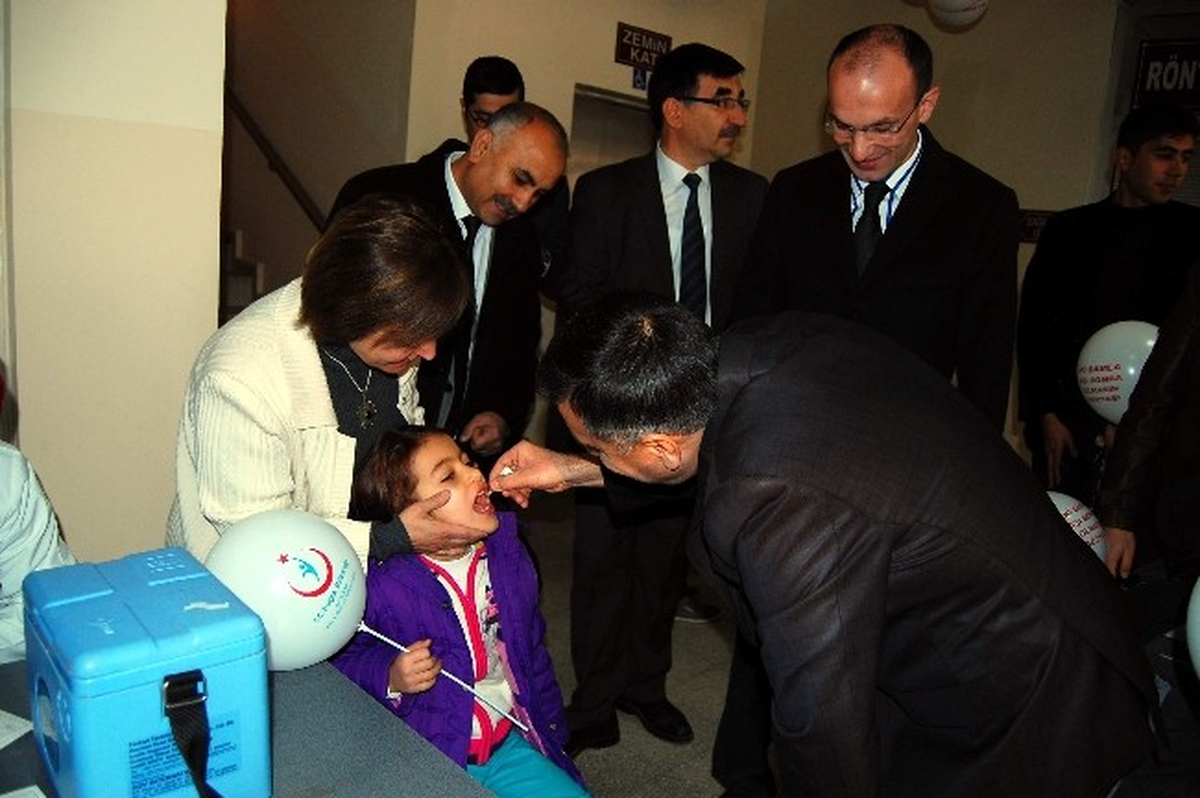 Adıyaman\'da Minikler Çocuk Felcine Karşı Aşılanıyor