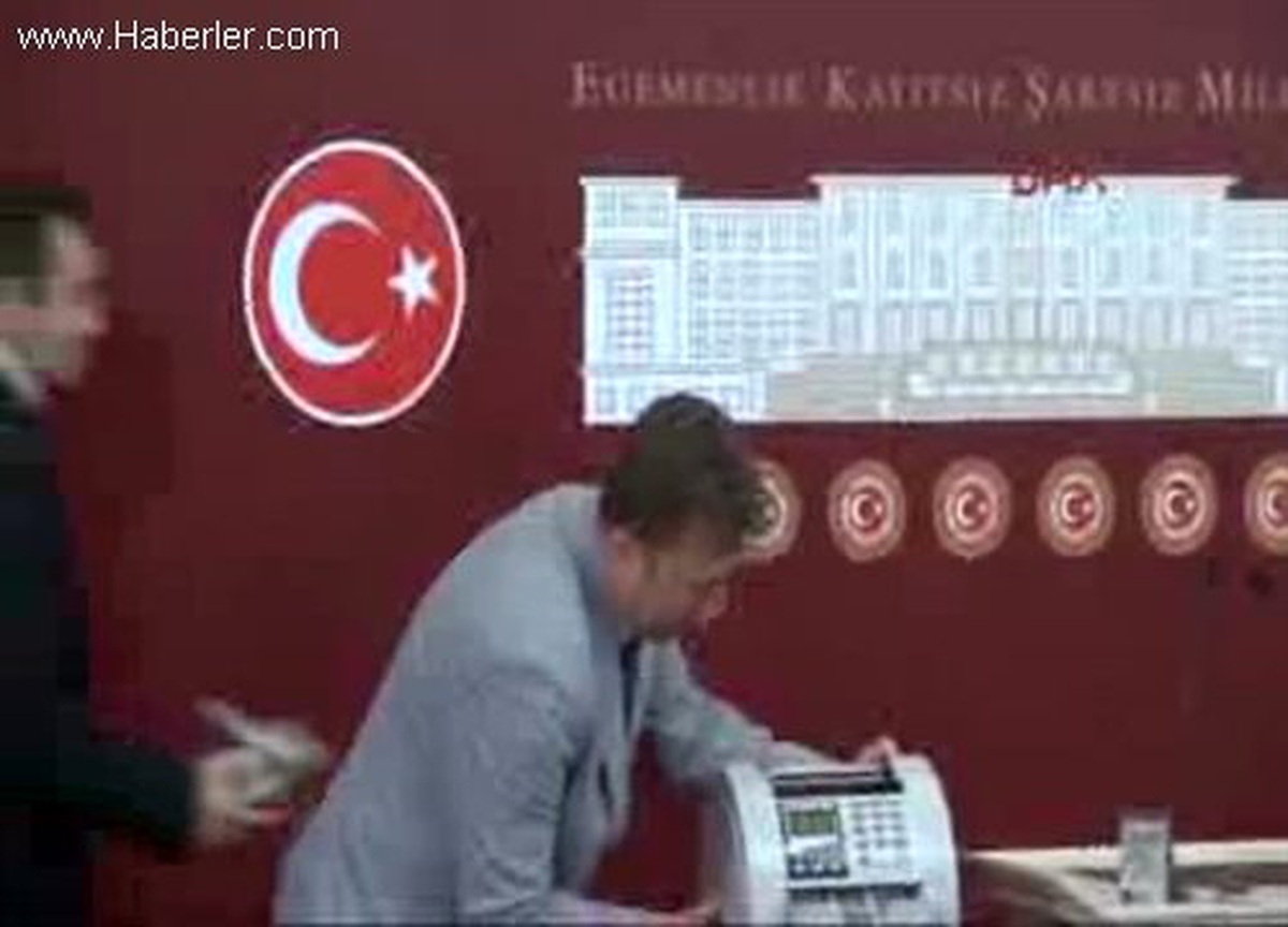 Oktay Vural, Meclis\'te Para Sayma Makinesi ve Simitlerle Basın Toplantısı Düzenledi