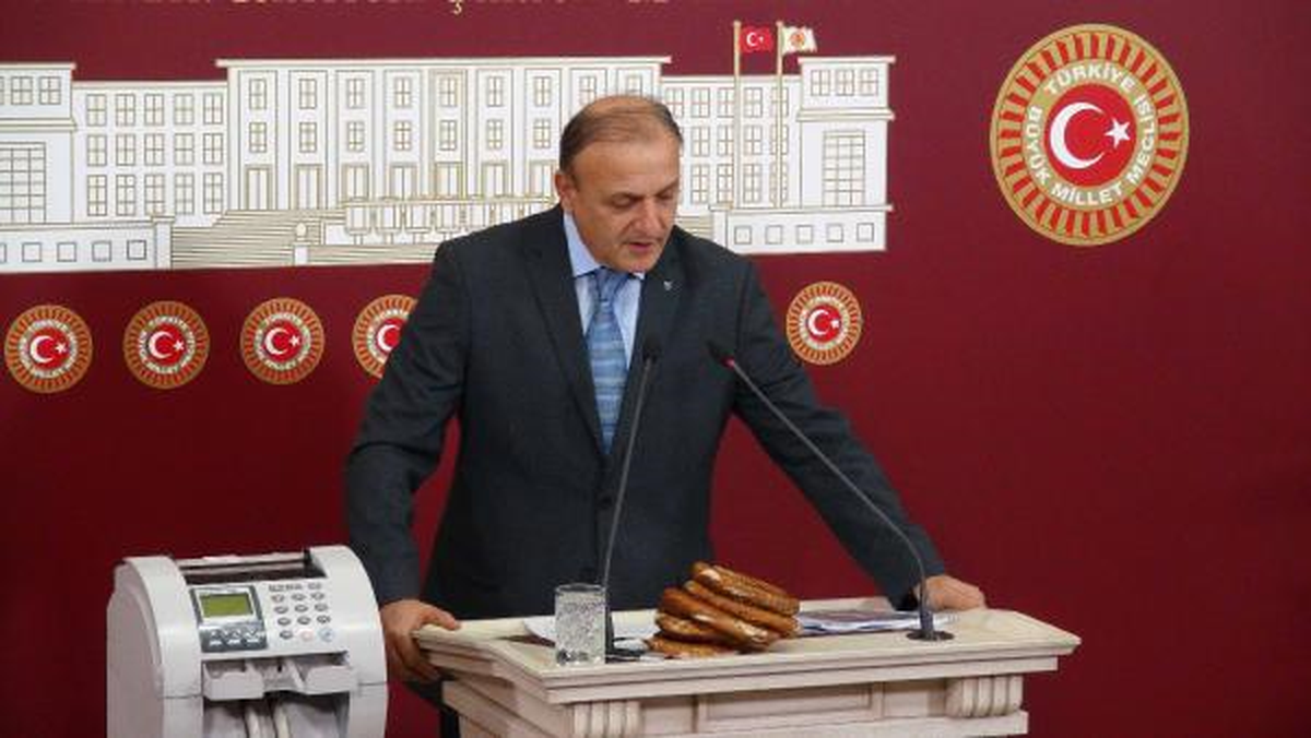 Meclis\'te Para Sayma Makinesi ve Simitli Basın Toplantısı