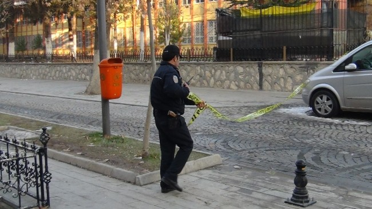 Okul Bahçesine Bırakılan Şüpheli Kutu Polisi Alarma Geçirdi