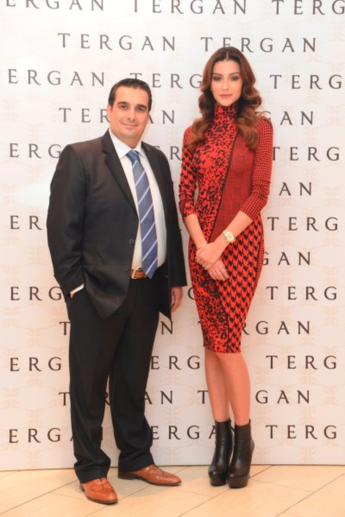 Özge Ulusoy Yeni Yıl Stil Önerilerini Tergan Müşterileriyle Paylaştı