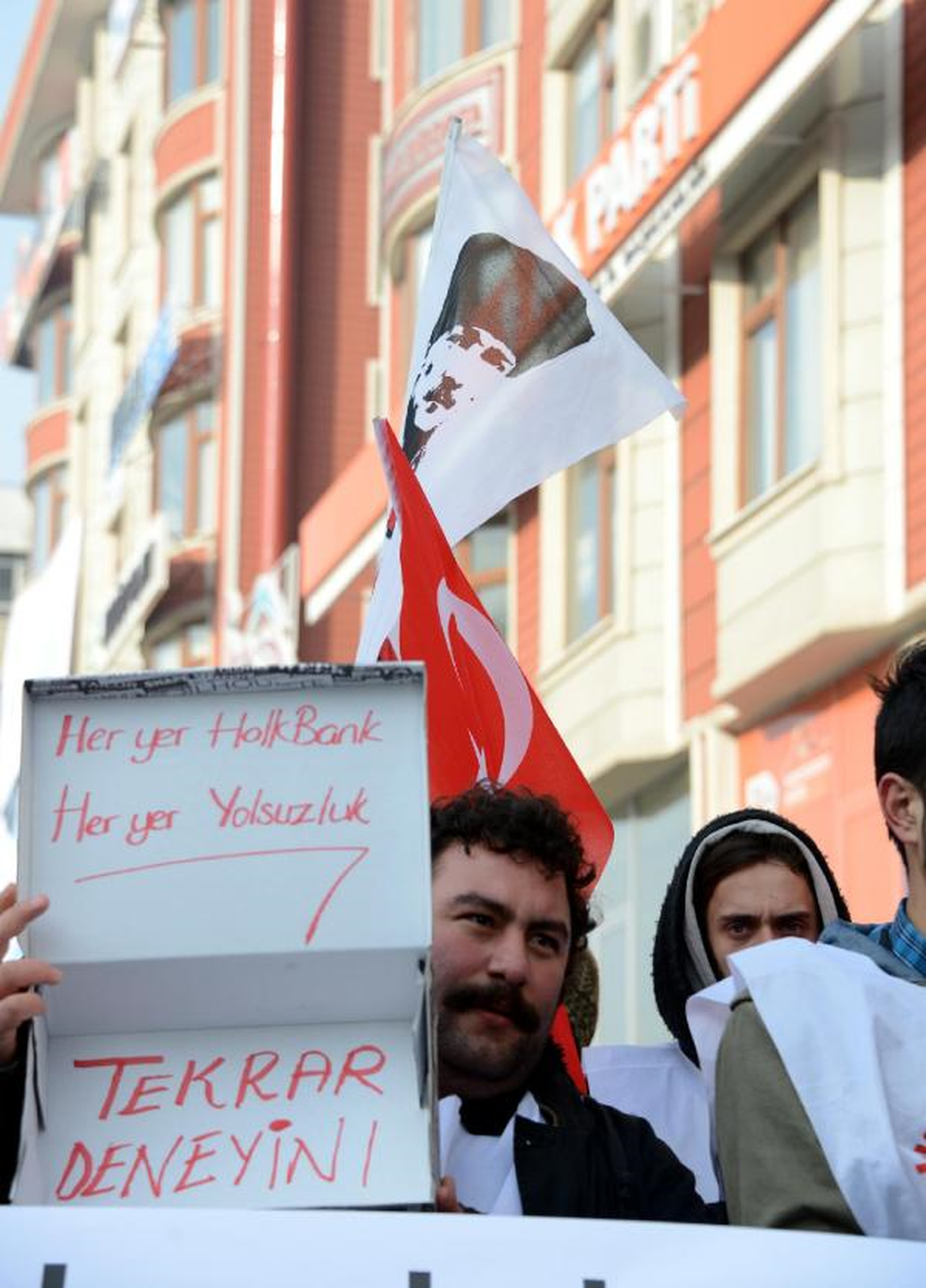 Tgb\'lilerden Bankada \'Yolsuzluk Marşlı\' Eylem