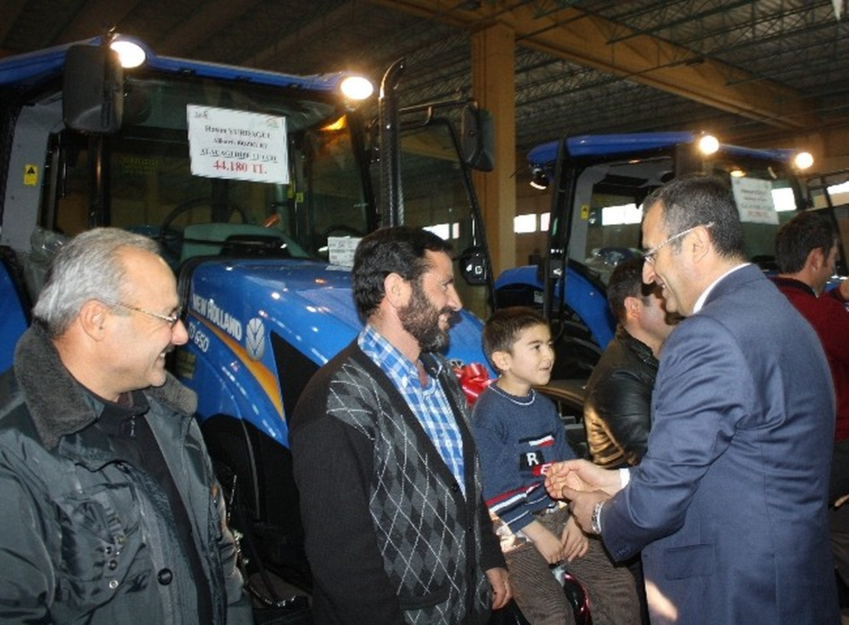 TKDK, Denizli\'de 50 Çiftçiye Traktör İle Ekipman Teslim Etti