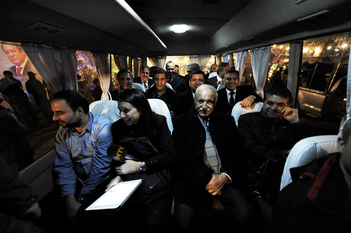 Türk İş Adamları Pakistan\'da Basın Minibüsüne Bindi